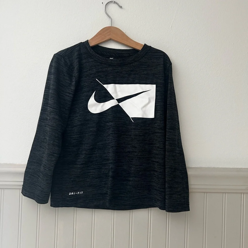 Nike Kids Size 6-7 Charcoal Long Sleeve Tee